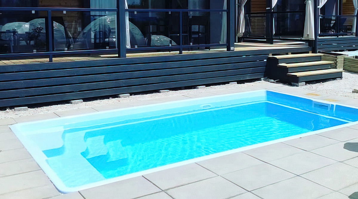 texas fibreglass swimming pool with corner wave steps